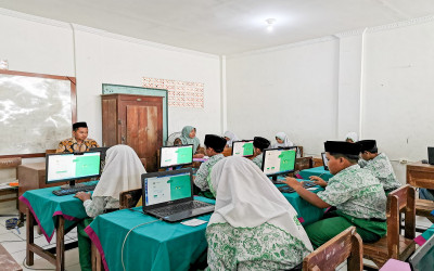 MI Manbaul Ulum Tlogorejo Sukses Laksanakan AKMI Hari Pertama